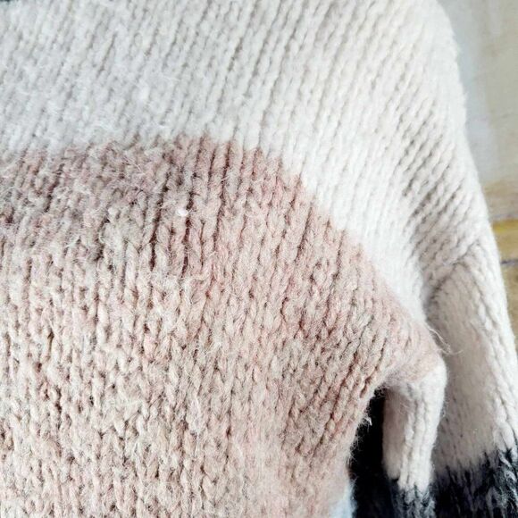 Used: American Eagle Knitted sweater Size M - Picture 7 of 10